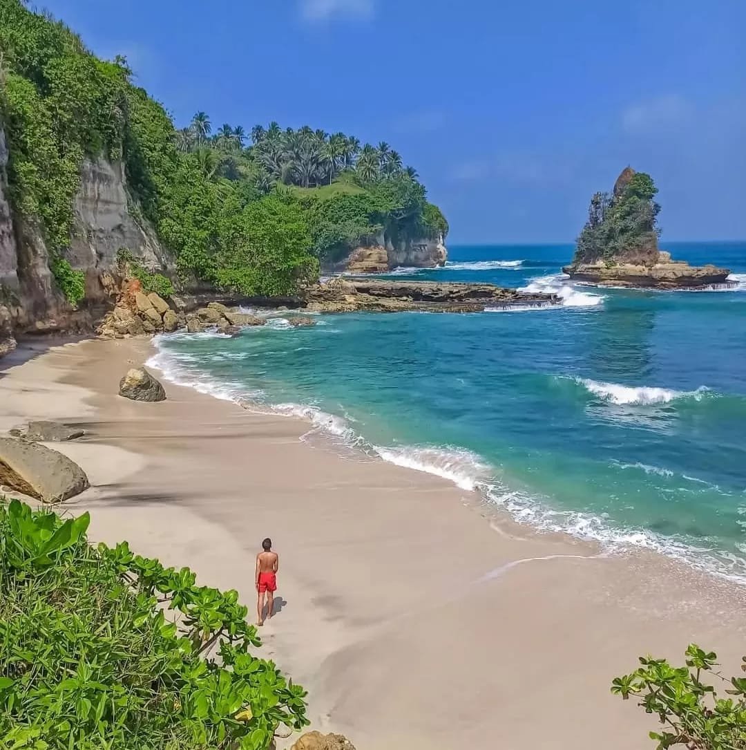 Ujung Genteng: Ketika Keindahan Alam Bertemu dengan Tenangnya Laut Selatan